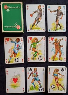 plusieurs cartes à jouer sur lesquelles figurent des images de personnes jouant au football et de matchs de football