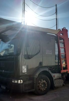 un gros camion garé sur un parking