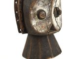 image d'un masque en bois sur un support sur fond blanc