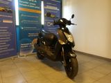 un scooter garé dans un showroom