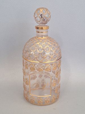 GUERLAIN Flacon en verre moulé modèle aux abeilles dorées, c… - Photo 1
