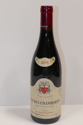 une bouteille de vin posée sur une table