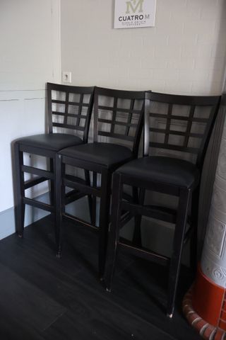 Trois tabourets de bar assises simili cuir noir