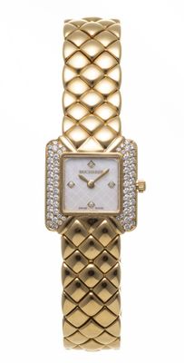 Gros plan sur une montre-bracelet en or ornée de diamants