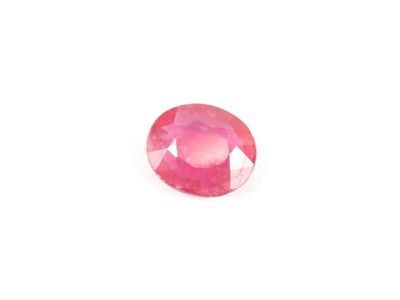 une pierre de saphir rose sur fond blanc