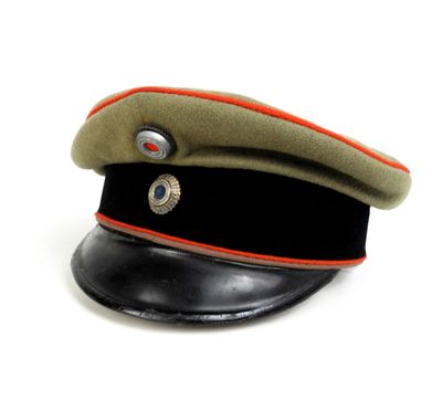 une image représentant un chapeau militaire sur fond blanc