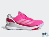 une chaussure de tennis rose sur fond blanc, avec un fond blanc