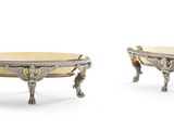 paire de tables à pieds sur socles, en argent et plaquées or