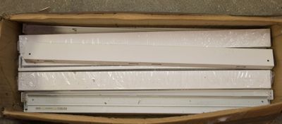 une boîte en carton contenant tout un tas d'objets blancs