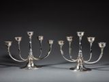 une paire de chandeliers en métal argenté