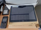 une tablette et un téléphone portable posés sur un bureau