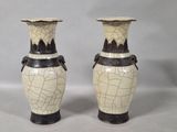 deux vases posés sur une table