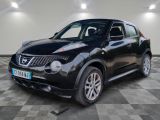 Le SUV Nissan Juke noir est garé dans une grande pièce