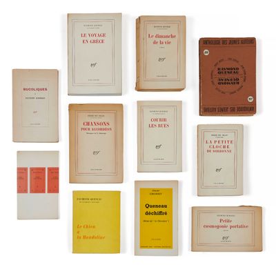 Plusieurs livres sont disposés sur une surface blanche ; leurs couvertures sont rouges et jaunes.