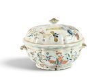 un bol blanc muni d'un couvercle orné de fleurs et d'oiseaux