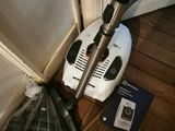un aspirateur posé par terre à côté d'un sac
