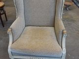 une photo d'une chaise qui se trouve dans un magasin