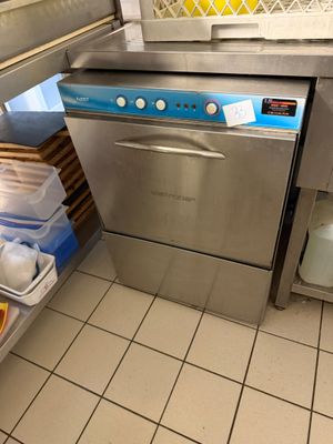 une photo d'une cuisine équipée d'un lave-vaisselle et d'un réfrigérateur