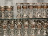 une étagère en verre sur laquelle sont posés de nombreux verres