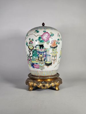 un gros plan d'un vase posé sur un socle, sur une surface blanche