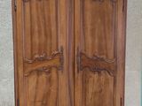 une armoire en bois surmontée d'une porte