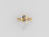 une bague en or sertie d'un diamant noir et de diamants blancs