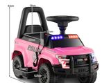 La voiture de police rose est garée sur un fond blanc.