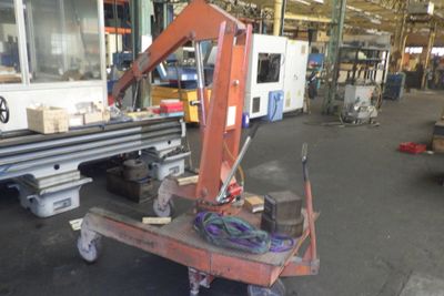 une image représentant une machine dans une usine avec un chariot