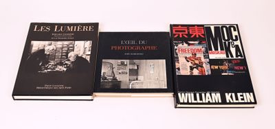 trois livres posés sur une table, sur fond blanc