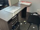 un bureau avec un tiroir et une chaise dans un coin