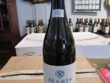 une bouteille de vin posée sur une boîte