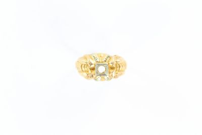 Gros plan sur une bague en or ornée d'un diamant