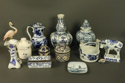 beaucoup de vases bleus et blancs sur la table