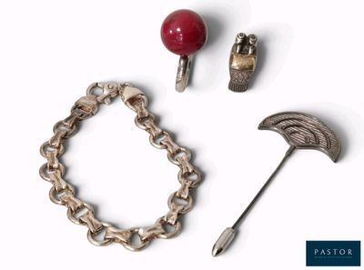 une photo d'un assortiment de bijoux sur fond blanc
