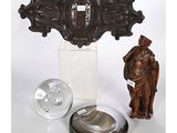 une statue représentant un homme debout à côté d'une horloge et d'autres objets