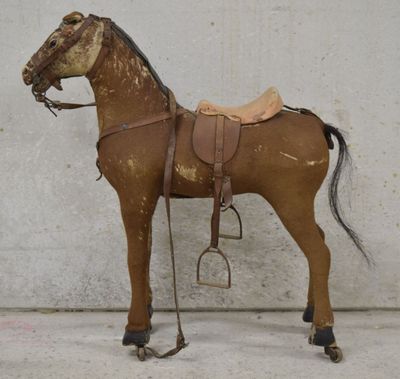 Jouet en forme de cheval, l'âme en bois recouvert de peau de…