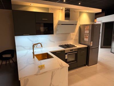 une cuisine équipée d'un évier, d'une cuisinière et d'un réfrigérateur