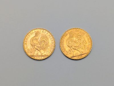 deux pièces d'or posées sur une surface grise