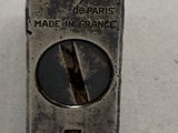 un briquet en argent posé sur une table