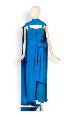 une image représentant un mannequin portant une robe bleue et une cape