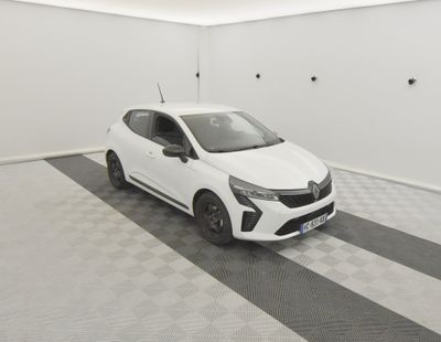 la voiture blanche est garée dans le garage sur le sol en damier