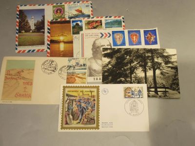 beaucoup de timbres et de cartes postales sur la table