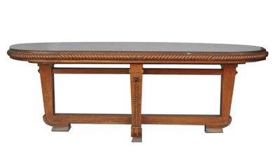 Grande table de salle à manger à bords arrondis recouverte d…