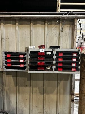 beaucoup de cartons empilés sur une étagère