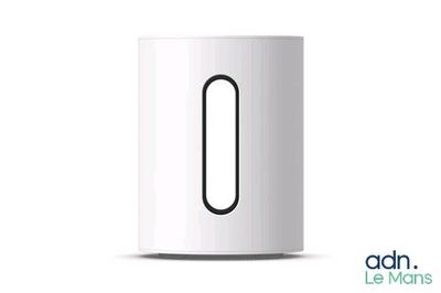 un purificateur d'air blanc posé sur une surface blanche