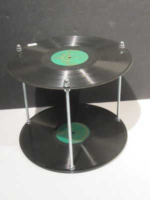 une photo d'un disque posé sur un support sur lequel se trouve une horloge