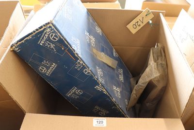 une boîte en carton sur laquelle est posée une boîte bleue