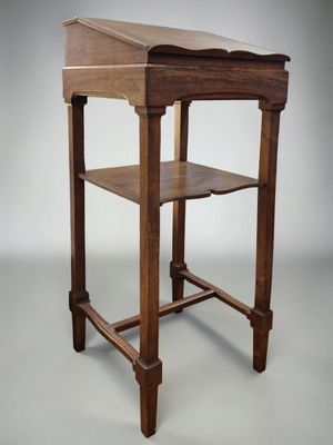 une vieille table en bois surmontée d'une étagère