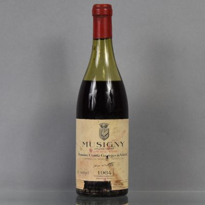 une bouteille de vin posée sur une table