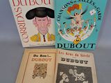 trois livres sont empilés sur une table